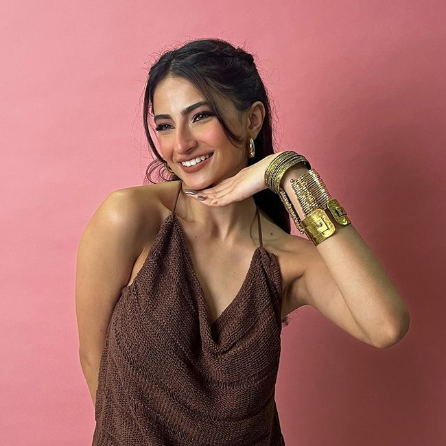 Pleasing Clicks Of Palak Tiwari In Colorful top